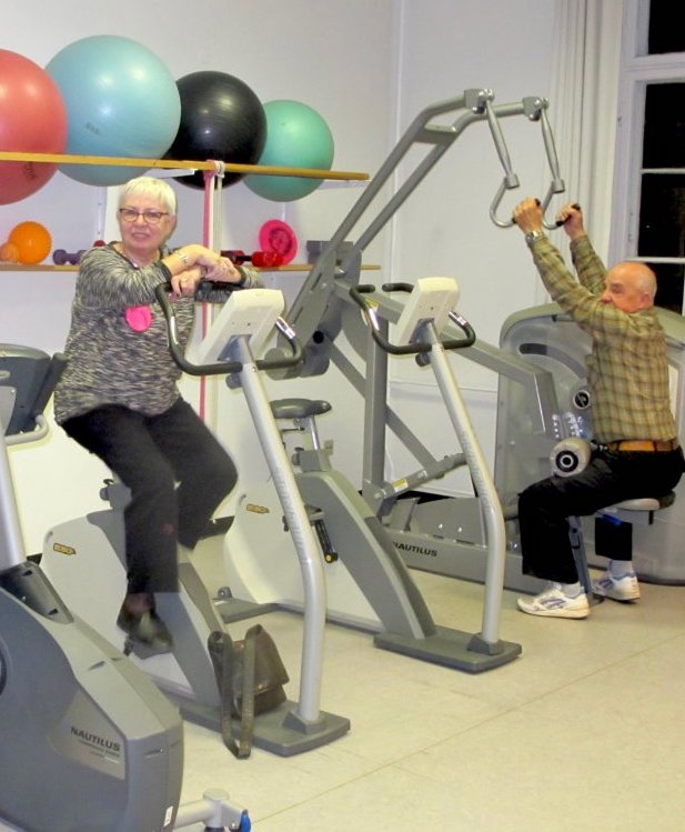 Medlemmer i gang i motionsrummet.