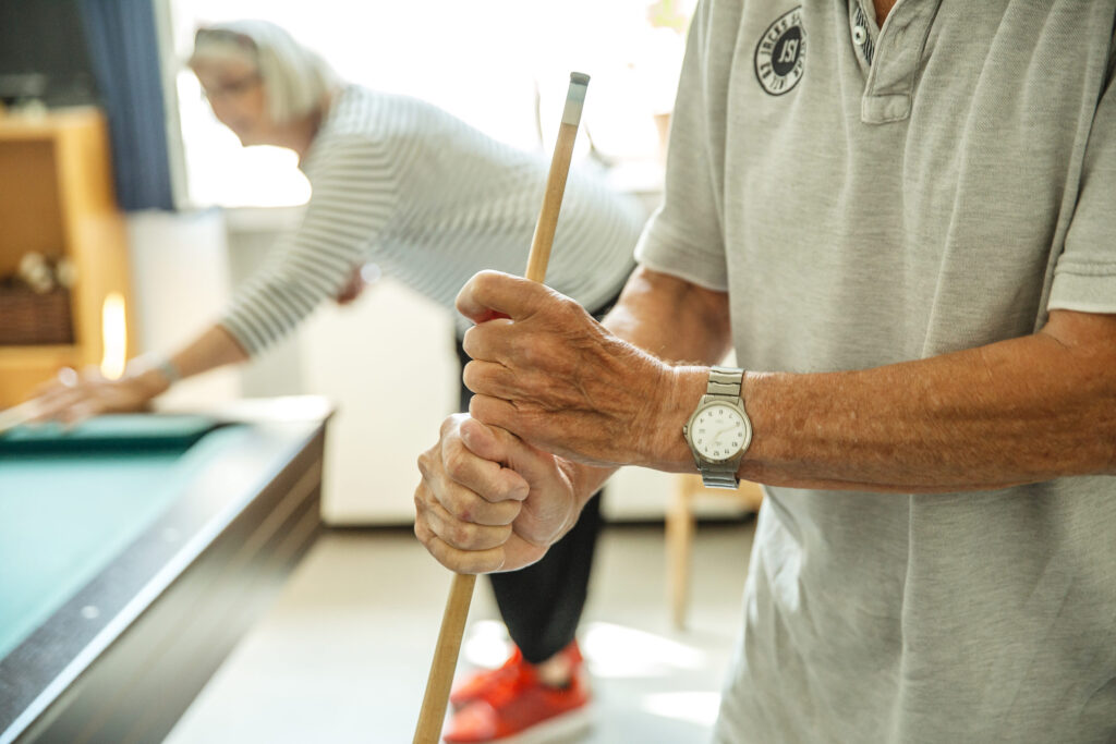 To m edlemmer af SeniorCentret Sct. Joseph i gang med et spil billiard.