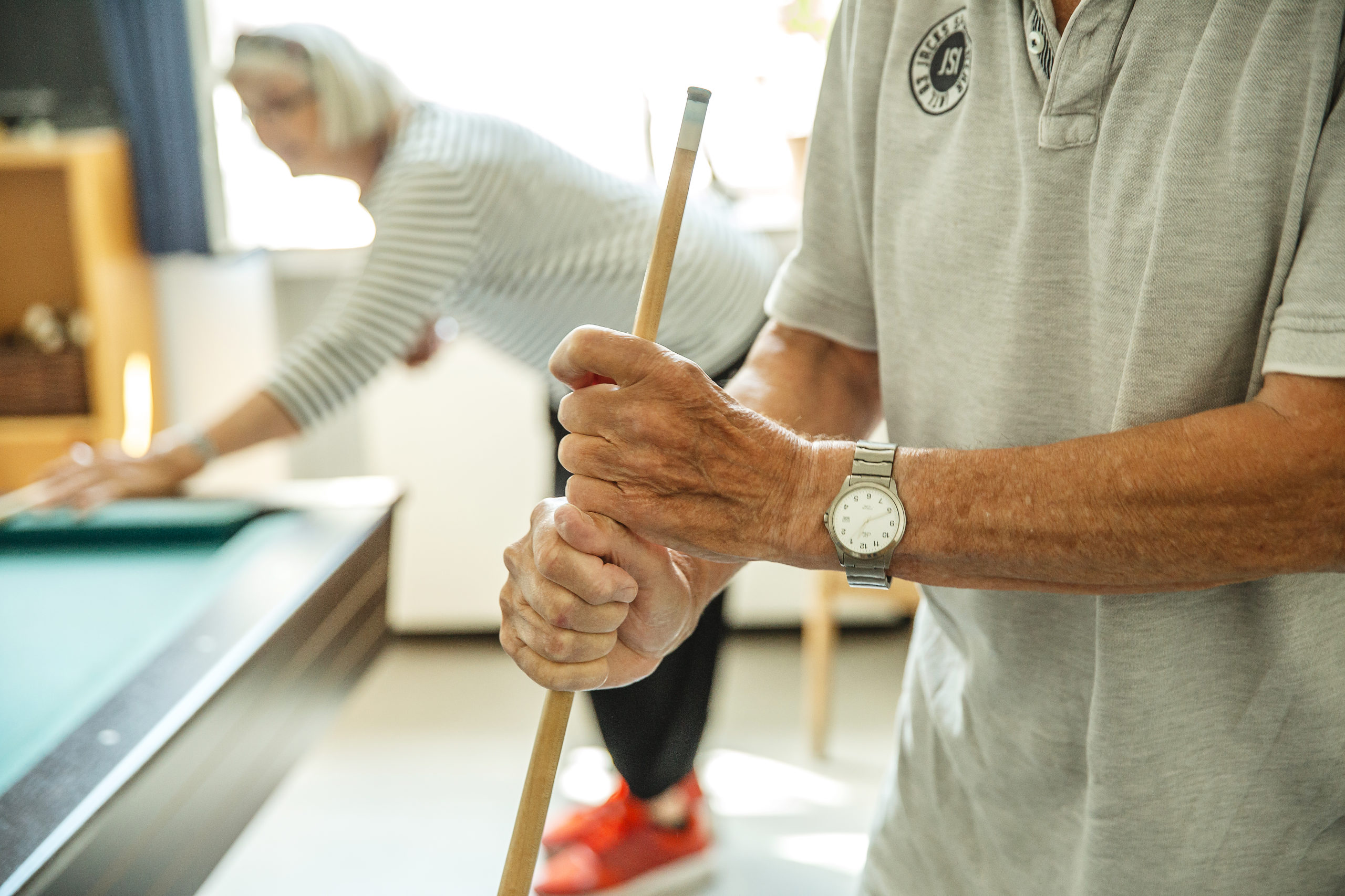 To m edlemmer af SeniorCentret Sct. Joseph i gang med et spil billiard.