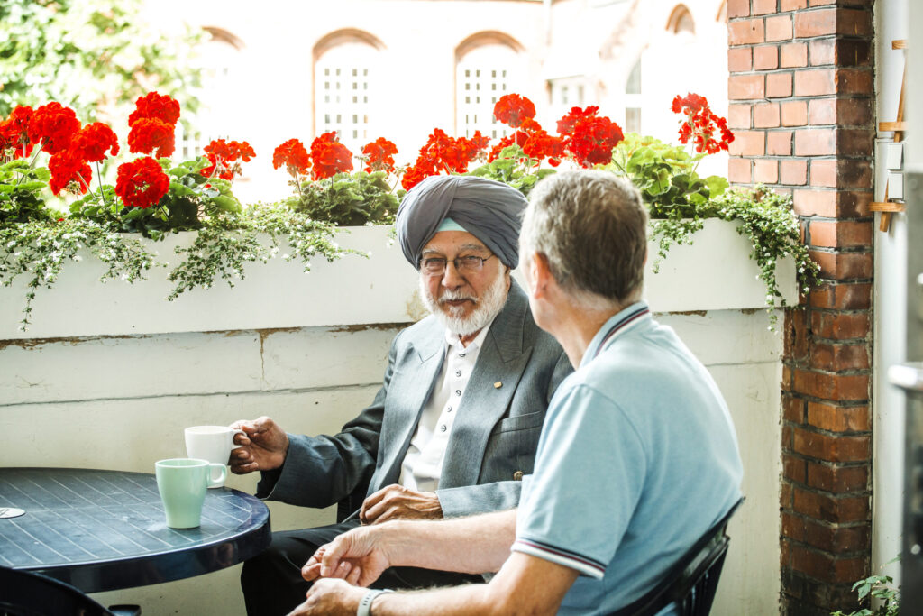 Et parmedlemmer af SeniorCentret Sct. Joseph holder en pause i gården.