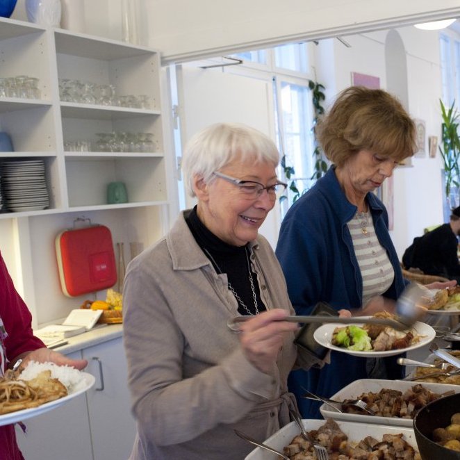 Gæster ved buffeten.